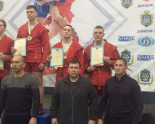 Криворожане вернулись со всеукраинского чемпионата по борьбе самбо (фото)