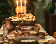 Сочельник в Кривом Роге: на Святвечер хозяйки традиционно готовят кутю и 12 блюд, а детям предстоит носить вечерю 