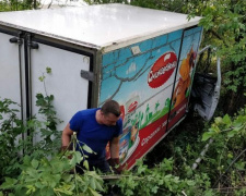 Под Кривым Рогом грузовик вылетел с дороги, пассажира из машины освобождали спасатели (ФОТО)