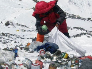 Мікропластик «підкорив нову вершину» — його знайшли у снігу з найвищої гори світу