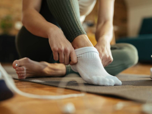 Як зберегти білий колір шкарпеток: топ-4 способи для відбілювання