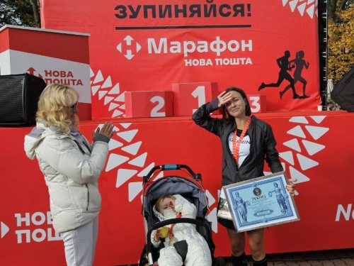 Новий рекорд України: киянка пробігла марафон з дитиною у візку