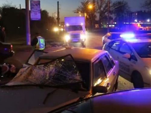 В Кривом Роге столкнулись два автомобиля и мотоцикл - пострадавшие находятся в больнице (фото)