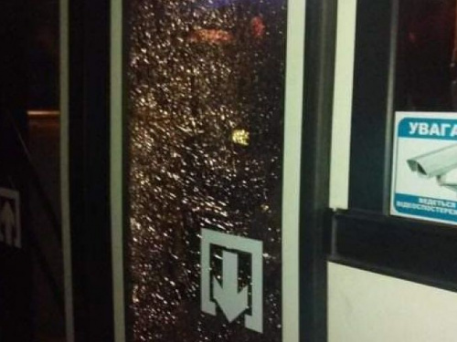 В Кривом Роге неизвестные обстреляли троллейбус с пассажирами (фото)