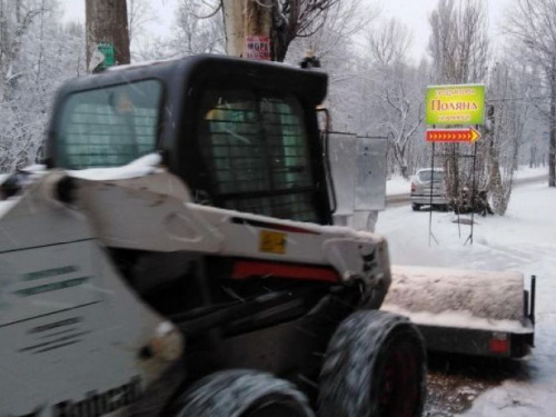 Розчищати замети на дорогах Дніпропетровщини виїхали більше 120 машин