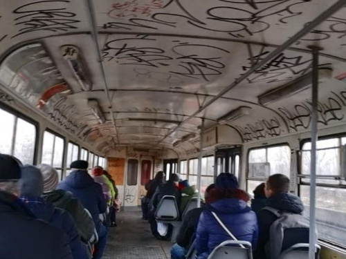 Жесткий сюрреализм в скоростных трамваях Кривого Рога (фотофакт)