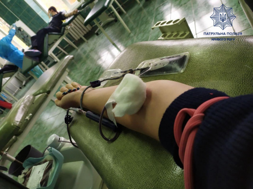 Патрульні Кривого Рогу долучилися до акції «Здай кров — врятуй життя!»