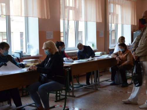 Рекордно низька явка: лише третина українців прийшли на вибори цього року