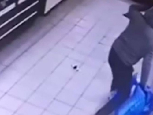 Неадекват с автоматом и напуганная продавец: в сети появилось видео ограбления ювелирного магазина в Кривом Роге (видео)