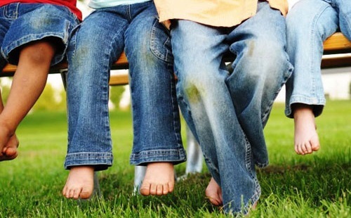 Як випрати траву з джинсів: корисні поради для всієї родини