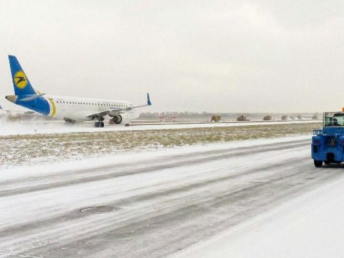 Самолёт, летевший из Египта в Кривой Рог, не смог приземлиться и улетел в Киев