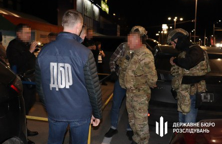 На Дніпропетровщині затримали військового, який вимагав хабар за нарахування "бойових": ДБР