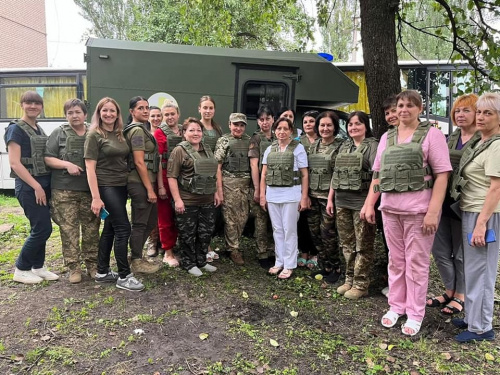 Українські медсестри отримали полегшені жіночі бронежилети для роботи на передовій