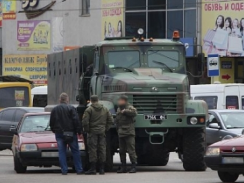 ДТП в Кривом Роге: армейский КРАЗ столкнулся с легковым авто (ФОТО)