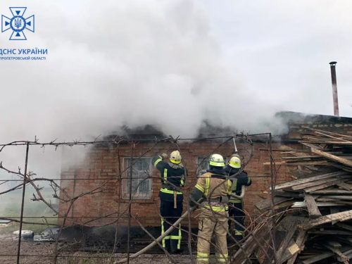 Криворізькі рятувальники загасили пожежу у житловому будинку