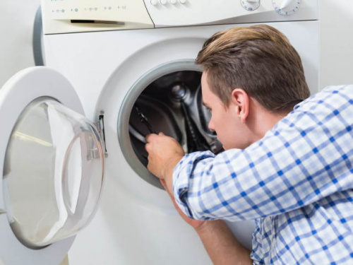 Чи потрібно вимикати машину після прання: поширені помилки