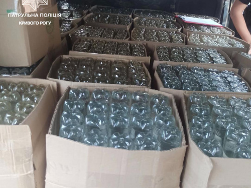 Перевозив у салоні 2 тисячі пляшок безакцизного алкоголю "для себе": у Кривому Розі затримали водія буса