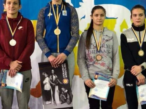 Криворожанки вернулись с золотом с чемпионата Украины по вольной борьбе (фото)