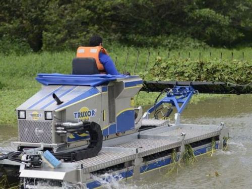 Озера и реки Днепропетровщины будут расчищать с помощью машины-дельфина 
