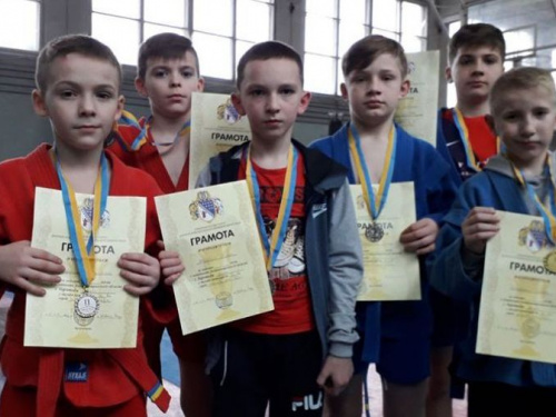 34 медали привезли самбисты Кривого Рога с областного чемпионата (фото)