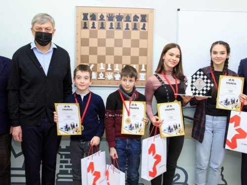 Центральный ГОК провел турнир для юных шахматистов Покровского района