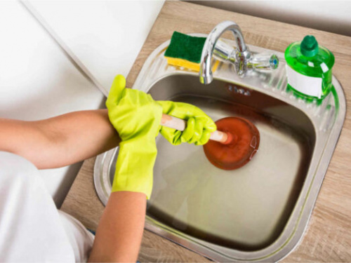 Як прочистити забиту раковину підручними засобами, які є на кухні: корисні поради