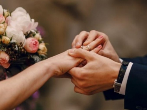 Більше 200 пар уклали шлюб за добу з початку 2021 року