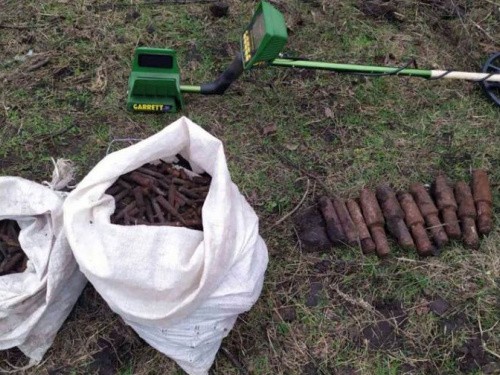 У жителя Днепропетровщины во дворе обнаружили "склад" устаревших боеприпасов (фото)