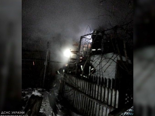 Вночі у Центрально-Міському районі загорівся будинок