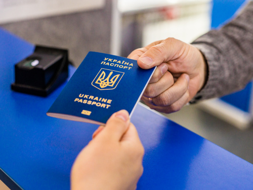 Книжечко, прощавай: з початку року понад 14,7 тисяч біометричних паспортів видали у ЦНАПах області