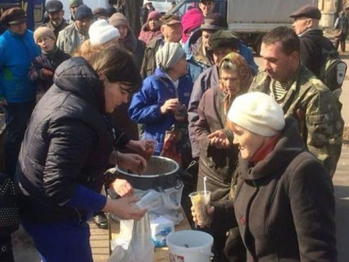 В Кривом Роге волонтеры просят горожан пожертвовать 20 гривен, чтобы накормить одного голодного