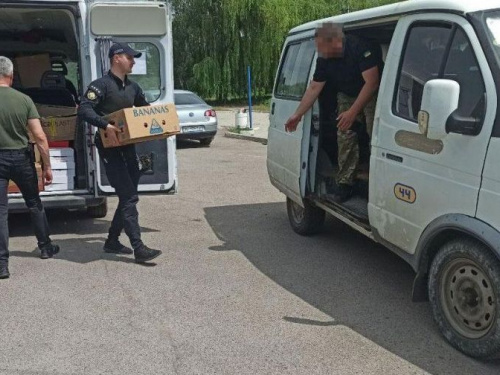Поліцейські офіцери громади та волонтери Дніпропетровщини продовжують допомагати Донеччині