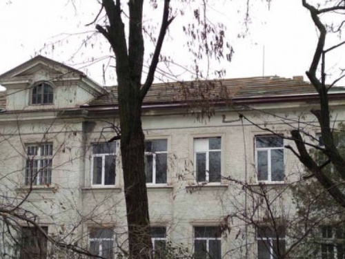 Не летом сани: в Кривом Роге в конце ноября начали перекрывать крышу в одной из школ, дети мерзнут