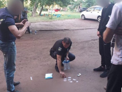 В Кривом Роге в центре города задержали наркодилеров с оружием