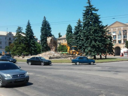 В Кривом Роге убрали постамент  на площади перед парком "Саксаганский" (ФОТОФАКТ)