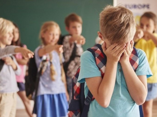 Родителям криворожских школьников напомнили, куда обращаться, если их ребенок подвергается издевательствам