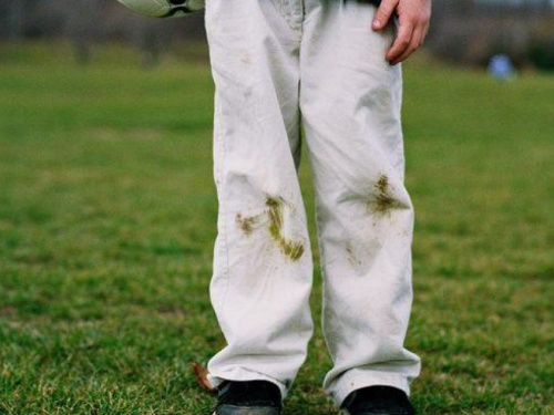 Як вивести плями трави з одягу: корисні поради