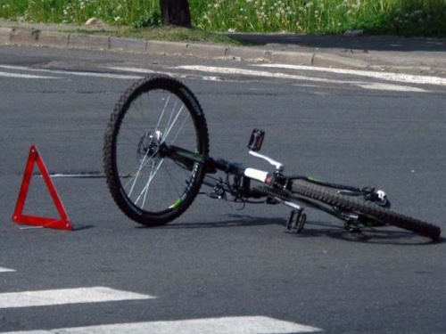 В Кривом Роге полицейский на авто сбил велосипедиста