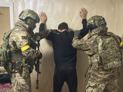 На Дніпропетровщині СБУ затримала агента рф, який шпигував за позиціями HIMARS і далекобійних гаубиць М777