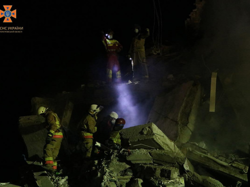 Наслідки обстрілу Дніпропетровщини: 85 рятувальників вели пошуково-рятувальні роботи вночі - фото