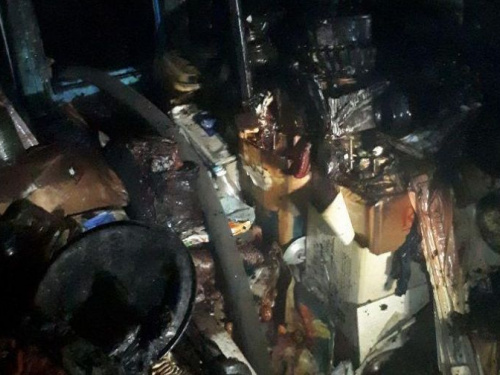 В Кривом Роге спасатели вынесли из горящего заброшенного дома женщину