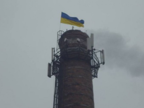 Патриоты обновили украинские флаги на котельных Кривого Рога