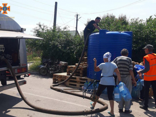 Підвіз води мешканцям Дніпропетровщини: рятувальники надають свою допомогу