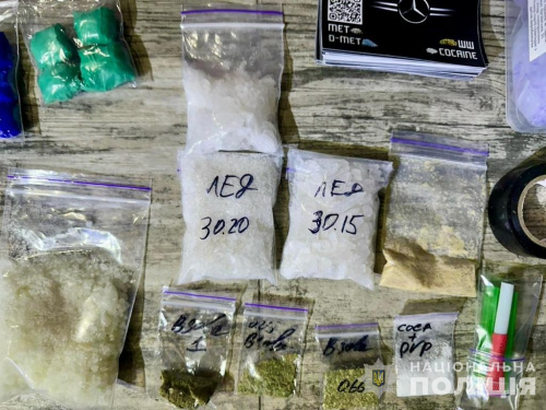Прогулянка з кокаїном: на Дніпропетровщині затримали чоловіка з наркотиками на майже 1,5 мільйона гривень