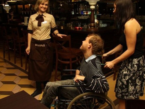 Все кафе и рестораны Кривого Рога теперь обязаны учитывать потребности людей с инвалидностью
