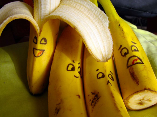 Кому категорично не можна їсти банани: поради лікарів