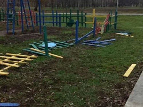 В Кривом Роге вандалы изувечили детскую площадку (фото)