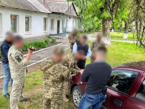 10 000 грн щомісячно: на Дніпропетровщині затримали в.о. заступника начальника штабу військової частини