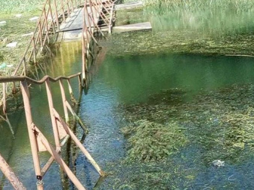 В Кривом Роге достают из воды понтонный мост