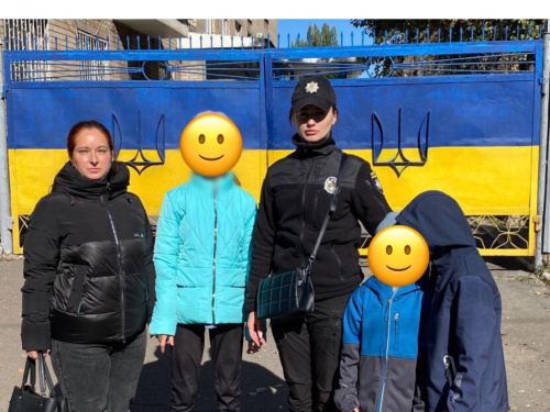 Криворізькі ювенальні поліцейські допомогли дітям із родини вимушених переселенців